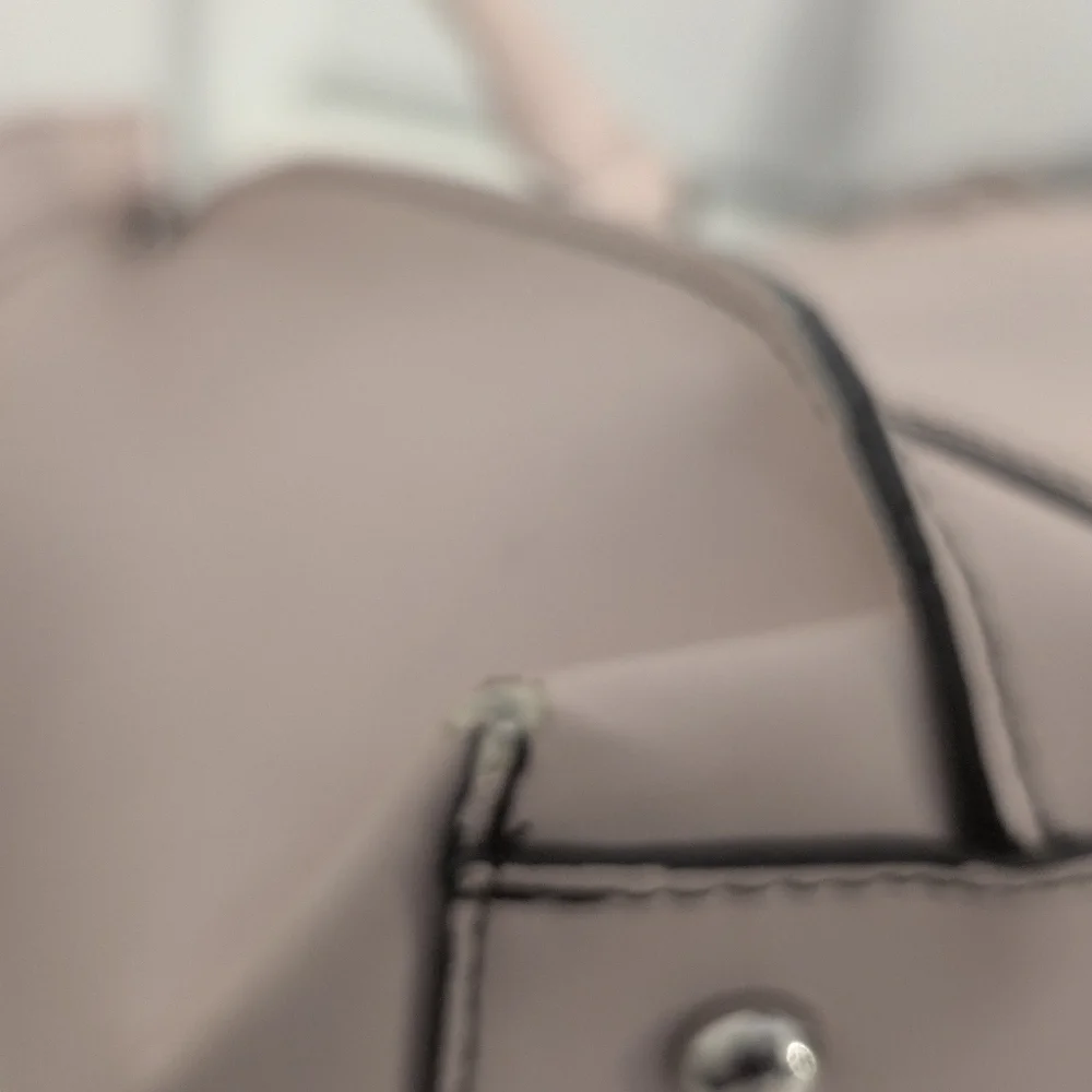 London Fog Pale Pink Leather‎ Handbag With Pockets